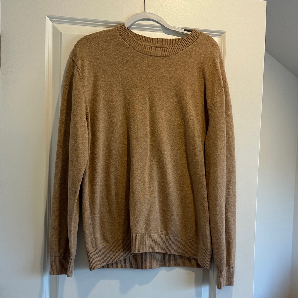 GAP Men's Crewneck Sweater in Camel